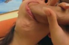 Poesje wordt met twee vingers gevingerd