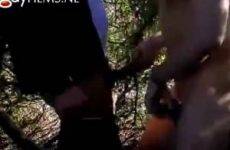 Jonge mannen die pijpen en anal neuken in de bosjes