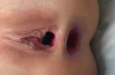 Kijk hoe hij de sperma in haar geile mond spuit