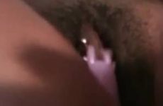 Harig kutje met piercing gebruikt dildo