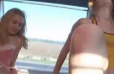 Schattige geile meisjes vingeren in strandhuisje