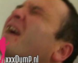 Dikke dame wordt in gezicht gespoten