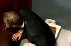 Black gay boy neemt een blanke pik tussen zijn zoeloe lippen