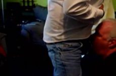 Oude homo laat zich in zijn mond neuken