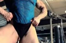 Gespierde bodybuildster speelt met haar grote clitoris